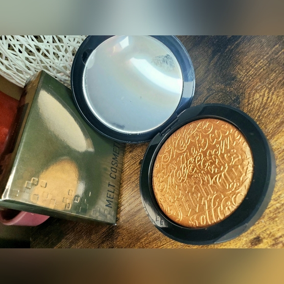 MELT cosmetics- digital dust highlight/bronzer (Nova) - Picture 7 of 11